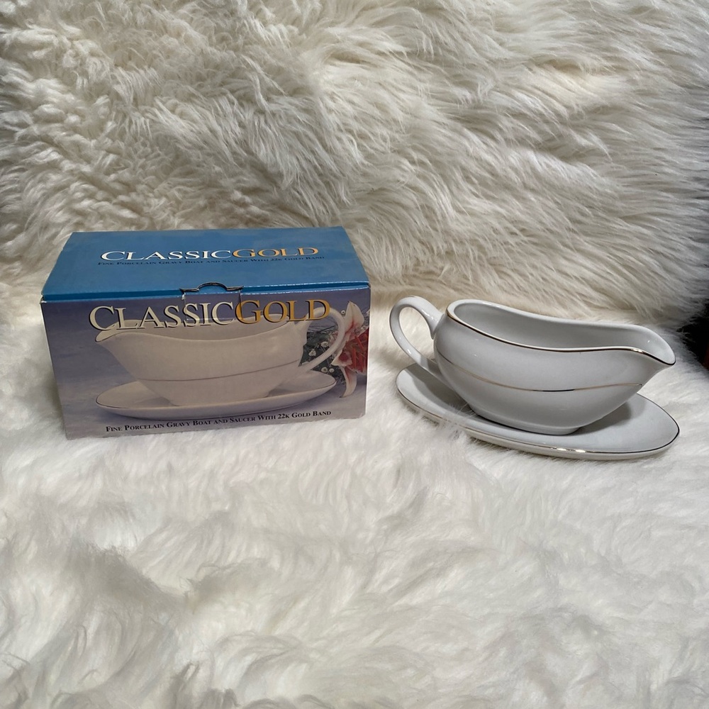 Classis Gold 22K Gold Band Gravy Boat and Saucer